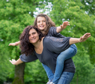 Mutter und Tochter im Park, spielen fliegen