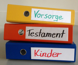 3 Ordner mit Beschriftung Vorsorge, Testament, Kinder