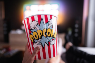 Becher mit Popcorn